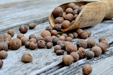 allspice with scoop on table