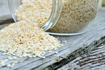 sesame in jar flow on table