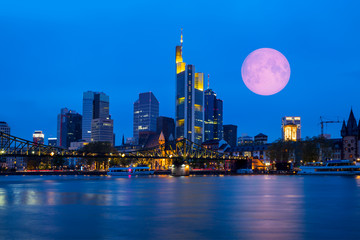 Obraz premium Skyline of Frankfurt am Main (Germany) at dusk with super moon 