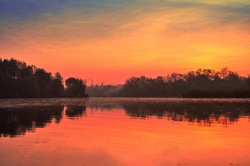 Naklejka premium Autumn dawn on the river