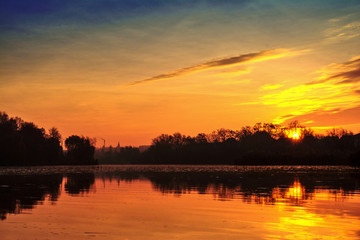 Fototapeta na wymiar Autumn dawn on the river