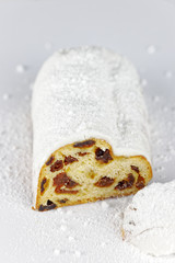 Christstollen auf weißem Hintergrund 