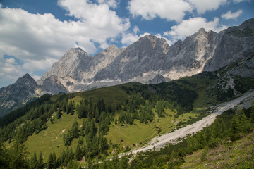 Fototapeta na wymiar Dachstein Massiv im Sommer
