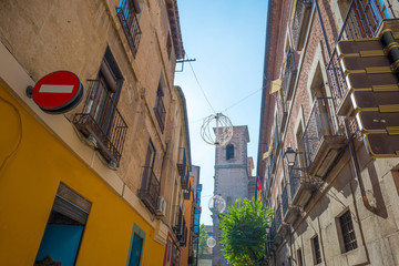Fototapeta na wymiar Alley in the medieval city of Toledo 