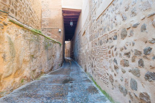 Fototapeta Alley in the medieval city of Toledo  