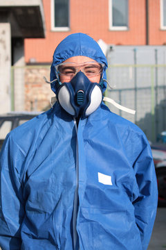 verniciatore ragazzo con tuta da lavoro 