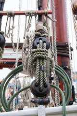 Cordages sur vieux gr&eacute;ement &agrave; Douarnenez, Finist&egrave;re, Bretagne	