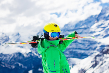 Fototapeta na wymiar Child skiing in the mountains