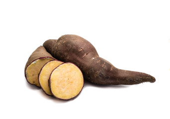 Süßkartoffeln auf weißen Hintergrund