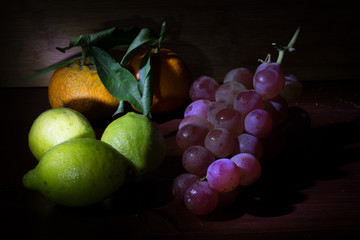 Natura morta - Frutta - uva, mandarini e limoni