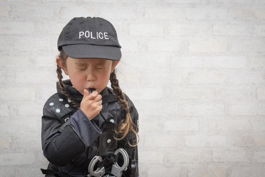 ホイッスルを吹く警察の衣装を着た女の子 Adobe Stock でこのストック画像を購入して 類似の画像をさらに検索 Adobe Stock ホイッスルを吹く警察の衣装を着た女の子 Adobe Stock でこのストック画像を購入して 類似の画像をさらに検索 Adobe Stock