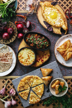 Грузинские пироги на столе с овощами