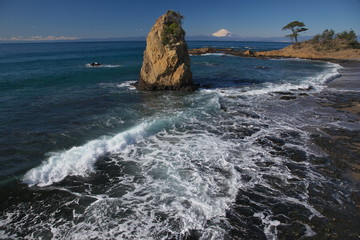 大きな岩が立つ海岸