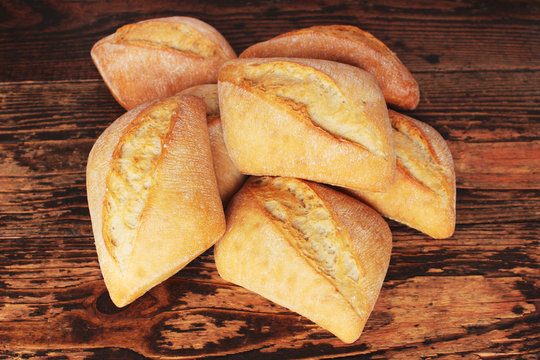 Br&ouml;tchen isoliert auf Holz