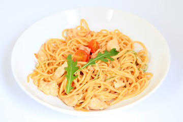 spaghetti with chicken, cherry tomatoes and rucola
