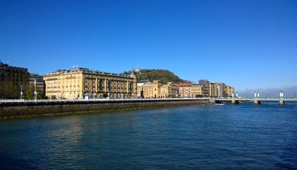 Obraz premium View of San Sebastian and Zurriola bridge