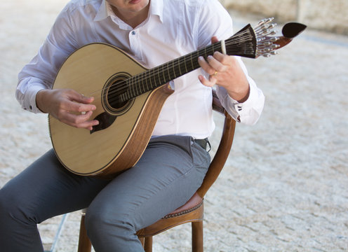 Cantando Fado y tocando guitarra portuguesa 