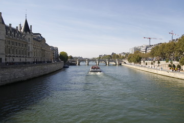 Fototapeta na wymiar Bateau mouche sur la Seine à Paris 