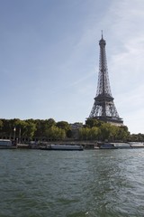 Fototapeta na wymiar Tour Eiffel en bord de Seine à Paris