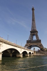 Fototapeta na wymiar Tour Eiffel et Pont d'Iéna sur la Seine à Paris