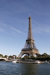 Fototapeta na wymiar Tour Eiffel en bord de Seine à Paris