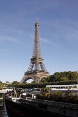 Tour Eiffel vue depuis une péniche sur la Seine à Paris