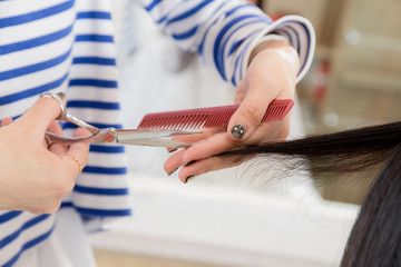 美容院で髪を切る女性、ヘアサロン、カット、手元
