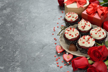 Cupcakes ''red velvet'' and rose