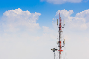 Obraz premium Telecommunication Radio Antenna and Satelite Tower with blue sky