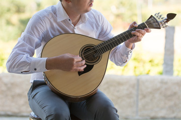 Cantando Fado y tocando guitarra portuguesa 
