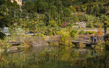 Fototapeta na wymiar Giardini di Castel Trauttmanssdorff, Merano, Alto Adige, Italia. Scorcio del famoso giardino botanico dove 80 ambienti botanici prosperano e fioriscono piante da tutto il mondo