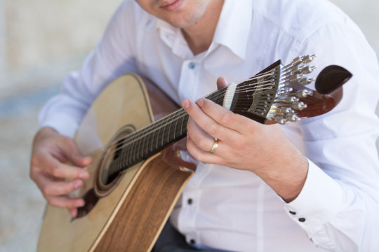 Tocando guitarra portuguesa 