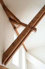 Détail plafond mansardé avec poutres apparentes