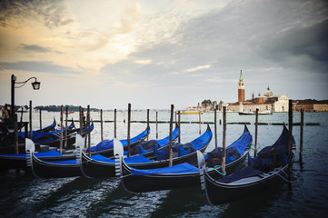 Gondeln in Venedig vor Markusplatz im Hintergrund San Giorgio Ma