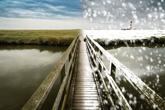 Halb Winter halb Sommer, Br&uuml;cke &uuml;ber Wasser an der Nordsee bei Westerhever