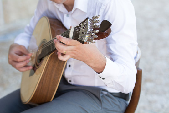 Tocando guitarra portuguesa 