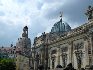 Fototapeta na wymiar Hochschule für Bildende Künste Dresden und Frauenkirche