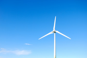 Obraz premium Windmill by a bright blue sky