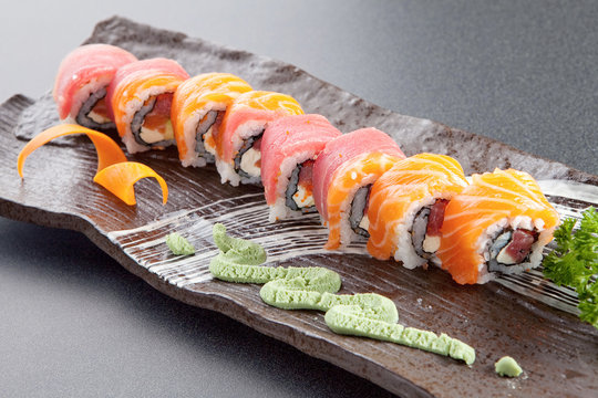 Salmon & tuna sushi roll