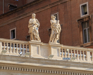 Obraz premium Sculptures on the balustrade of St. Peter's Square in Rome