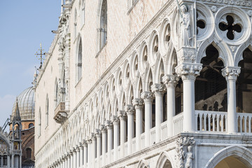 Fototapeta na wymiar Fassade mit Säulen und Figuren der Galerie des Dogenpalast an der Piazetta San Marco in Venedig