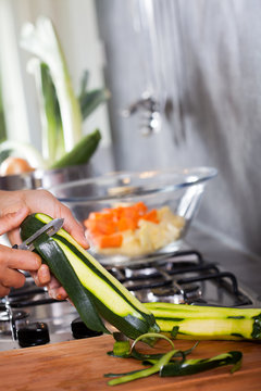 peler des courgettes dans une cuisine