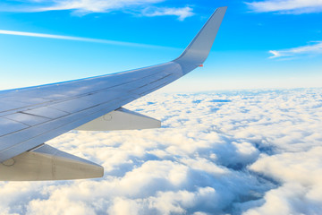 Obraz premium Airplane wing out of window