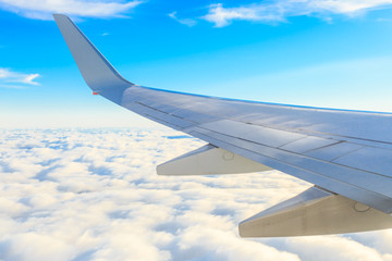 Obraz premium Airplane wing out of window