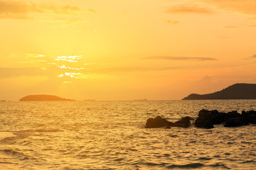 Fototapeta na wymiar Beautiful sunset over the sea and Golden sky