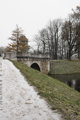 Obraz premium The stone bridge in the Gatchina park