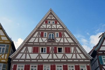 fränkischer Fachwerkgiebel mit Sprossenfenstern in Herrenberg
