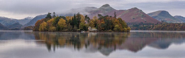 Fototapeta premium Wyspa Derwentwater z górami Keswick w tle na jesienny poranek.