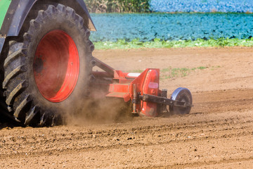 Traktor bearbeitet Boden