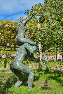 Giardini di Castel Trauttmansdorff, Merano, Italia.
Scultura Adamo e Eva nell'oasi d'amore dei giardini.